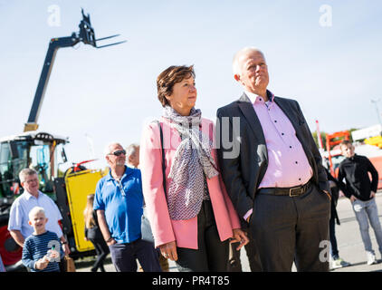 29 September 2018, Baden-Wuerttemberg, Stuttgart: The Mayor of Stuttgart, Fritz Kuhn (Alliance 90/The Greens), walking together with his wife Waltraud Ulshoefer across the 100th Agricultural Main Festival (LWH) at the Cannstatter Wasen. Photo: Christoph Schmidt/dpa Stock Photo