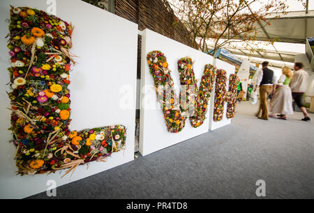 29 September 2018, Baden-Wuerttemberg, Stuttgart: Visitors walking through a hall of the 100th Main Agricultural Festival (LWH) at the Cannstatter Wasen. Photo: Christoph Schmidt/dpa Stock Photo