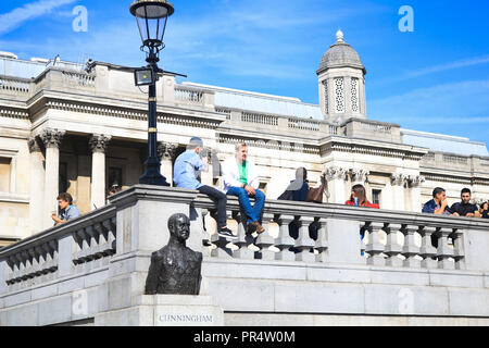 London, UK. 29th Sep, 2018. Tourists and sightseeers enjoy the beautiful autumn sunshine in Trafalgar Square on a warm day in the capital Credit: amer ghazzal/Alamy Live News Stock Photo