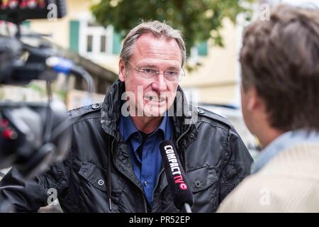Garmisch Partenkirchen, Bavaria, Germany. 29th Sep, 2018. Munich extreme-right activist Michael Stuerzenberger speaking to Compact's on media. Adding themselves to the 'who's who'' list of of several hundred right-extremists from Germany, Austria, Switzerland, and other countries, Tommy Robinson, founder of the British EDL, Lutz Bachmann, grounder of Germany's Pegida, and Martin Sellner of the Identitaere Bewegung were guests as the Compact Konferenz held in the international tourist town of Garmisch Partenkirchen in southern Bavaria. The conferences are held by Juergen Elsaesse