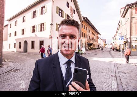 Garmisch Partenkirchen, Bavaria, Germany. 29th Sep, 2018. Right-extremist and founder of the EDL TOMMY ROBINSON in Garmisch Partenkirchen, southern Bavaria. Adding themselves to the 'who's who'' list of of several hundred right-extremists from Germany, Austria, Switzerland, and other countries, Tommy Robinson, founder of the British EDL, Lutz Bachmann, grounder of Germany's Pegida, and Martin Sellner of the Identitaere Bewegung were guests as the Compact Konferenz held in the international tourist town of Garmisch Partenkirchen in southern Bavaria. The conferences are held by Jue