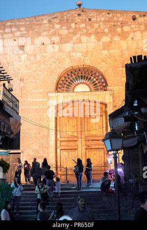 Damascus / Syria: night photo of the back gate of the Umayyad Mosque in Al Qaymariyya, Bab Touma and Bab Sharqi with people walking. Stock Photo