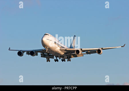 Singapore Airlines Boeing 747-412 landing at London Heathrow airport. Stock Photo