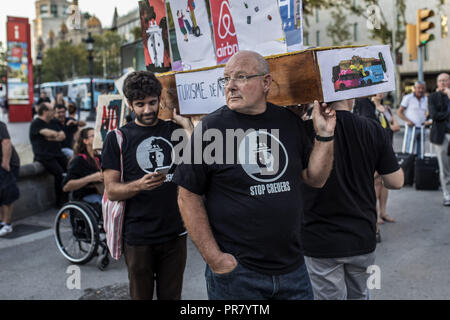 September 27, 2018 - Barcelona, Barcelona, Spain - Demonstrators are seen carrying a coffin on their shoulders with symbols against mass tourism during the protest..Demonstration in the centre of Barcelona to demand for more sustainable tourism, Convened by the Barris Assembly for sustainable tourism. (Credit Image: © Victor Serri/SOPA Images via ZUMA Wire) Stock Photo