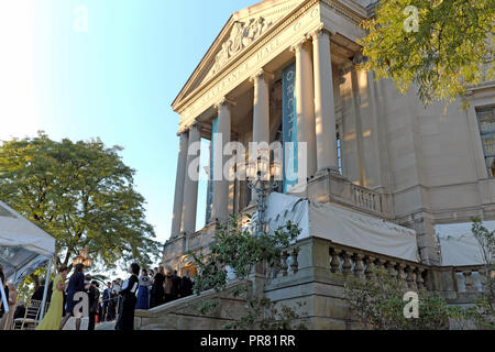 Cleveland, Ohio, USA. 29th Sept, 2018. Patrons socialize prior to attending the Cleveland Orchestra 100th Anniversary gala.  Severance Hall, home of the Cleveland Orchestra, hosted many benefactors and patrons on its front terrace prior to the performance.  Credit: Mark Kanning/Alamy Live News. Stock Photo