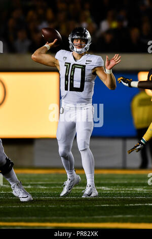 September 29, 2018: Oregon Ducks quarterback Justin Herbert (10) in action  during the NCAA football game between the University of Oregon Ducks and  the University of California Berkeley Golden Bears at California