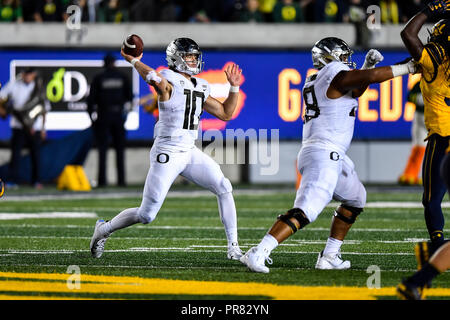 September 29, 2018: Oregon Ducks quarterback Justin Herbert (10) in action  during the NCAA football game between the University of Oregon Ducks and  the University of California Berkeley Golden Bears at California