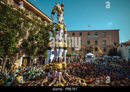 Torredembarra, Spain. 30 September, 2018:  The 'Castellers de Castelldefels' build a human tower during the first day of the 27th Tarragona Human Tower Competition in Torredembarra. The competition takes place every other year and features the main 'Castellers' teams (colles) of Catalonia during a three day event organized by the Tarragona City Hall Credit: Matthias Oesterle/Alamy Live News Stock Photo