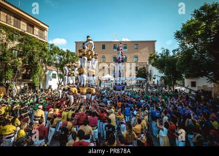 Torredembarra, Spain. 30 September, 2018:  The 'Castellers de Castelldefels' build a human tower during the first day of the 27th Tarragona Human Tower Competition in Torredembarra. The competition takes place every other year and features the main 'Castellers' teams (colles) of Catalonia during a three day event organized by the Tarragona City Hall Credit: Matthias Oesterle/Alamy Live News Stock Photo