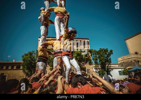 Torredembarra, Spain. 30 September, 2018:  The 'Castellers de Badalona' build a human tower during the first day of the 27th Tarragona Human Tower Competition in Torredembarra. The competition takes place every other year and features the main 'Castellers' teams (colles) of Catalonia during a three day event organized by the Tarragona City Hall Credit: Matthias Oesterle/Alamy Live News Stock Photo