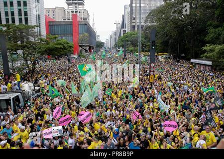 Sao Paulo, Brazil. 30 September 2018. thousands of people participate in demonstration pro Bolsonaro in Paulista ave. in Sao Paulo on September 30, 2018. Credit: Dario Oliveira/ZUMA Wire/Alamy Live News Stock Photo
