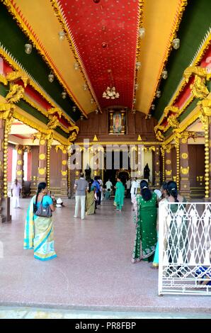 entrance corridor with pilgrims and faithful worshippers at nallur kandaswamy hindu temple jaffna sri lanka pr8fbp