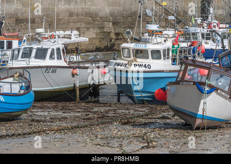 Harbour scenes around Newquay, Cornwall. Boat mooring chained visible on bottom of harbour bed. Staycation Cornwall concept. Stock Photo