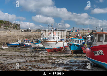 Harbour scenes around Newquay, Cornwall. Boat mooring chained visible on bottom of harbour bed. Staycation Cornwall concept. Stock Photo