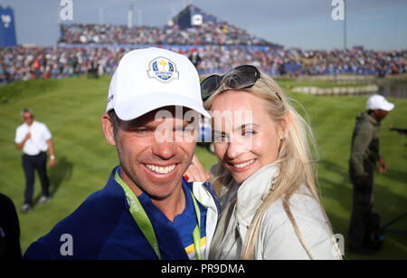 Team Europe's Paul Casey (left) and girlfriend Pollyanna Woodward celebrate after Europe win the Ryder Cup during the Singles match on day three of the Ryder Cup at Le Golf National, Saint-Quentin-en-Yvelines, Paris. Stock Photo