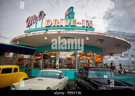 Universal Studios Mel's Drive-In - old American cars plus zany waitress ...