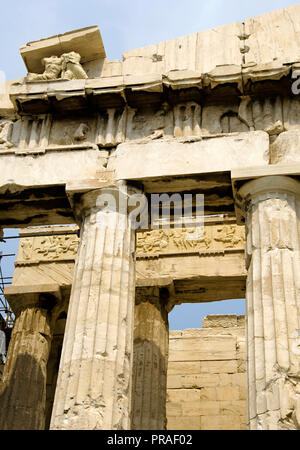 Greece. Athens. Acropolis. Parthenon. Classical temple dedicated to Athena. 447 BC-432 BC. Doric order. Architects: Iktinos and Callicrates. Sculptor Phidias. West Pediment, establature with frieze, triglyph, metope, architrave, capital and columns. Architectural detail. At the top, scultpure depicting Kekrops and Pandrosos, replica. Stock Photo