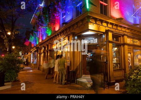 USA Maryland Baltimore Fells Point Maxs on Broadway Land of Beer bar tavern pub nightlife Stock Photo