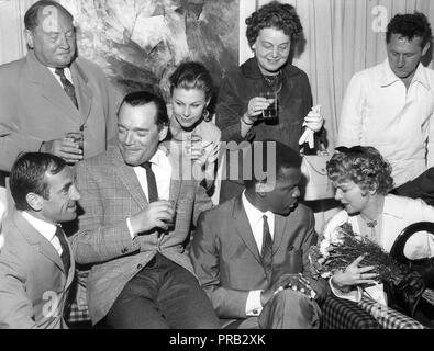 Stars after the arrival at the airport Berlin-Tegel on 21.06.1963. (Lr) The French singer and actor Charles Aznavour and the actors Eddie Constantine, Daphne Dale, Sidney Poitier and Lisa Mann. | usage worldwide Stock Photo