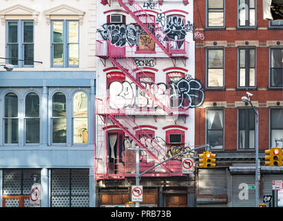 Street Art Saturday: Abandoned Building/Blank Canvas on Canal Street - New  York Cliché