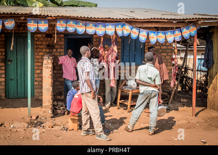 People in front of a shop in Burundi Stock Photo