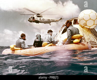 APOLLO 12 PACIFIC RECOVERY AREA SHOWING ASTRONAUTS IN LIFE RAFT. Stock Photo