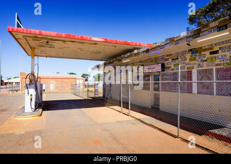 The disused Menzies roadhouse is decorated with number plates and is serviced by 24 hour automatic fuel pumps, Menzies Western Australia Stock Photo