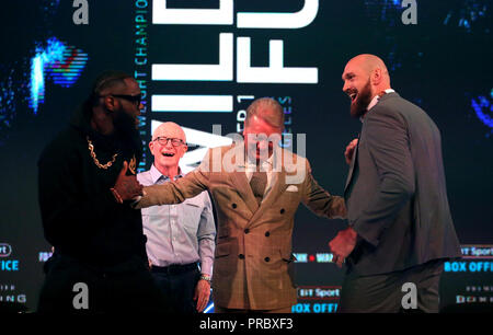 Deontay Wilder (left) and Tyson Fury (right) with his promoter Frank Warren during a press conference at BT Sport Studio, London. PRESS ASSOCIATION Photo. Picture date: Monday October 1, 2018. See PA story BOXING Fury. Photo credit should read: Steven Paston/PA Wire. Stock Photo