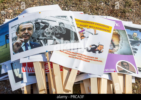Mehrere tausend Gegner des türkischen Staatspräsidenten Recep Tayyip Erdogan sind am Samstag in Köln auf die Straße gegangen. Viele von ihnen versamme Stock Photo