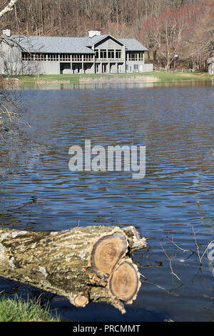 The Peaks of Otter lodge at Abbott Lake in Virginia's Blue Ridge ...