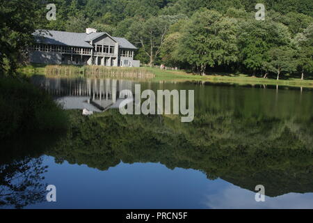 Peaks of Otter lodge at Abbott Lake in Virginia's Blue Ridge Mountains, USA Stock Photo