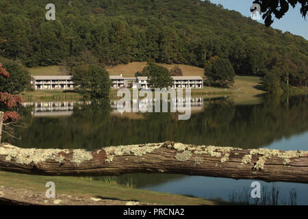 Peaks of Otter lodge at Abbott Lake in Virginia's Blue Ridge Mountains, USA Stock Photo