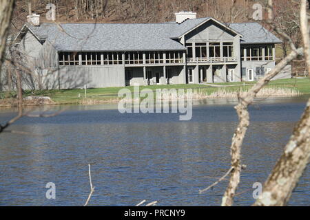 Peaks of Otter lodge at Abbott Lake in Virginia's Blue Ridge Mountains, USA Stock Photo