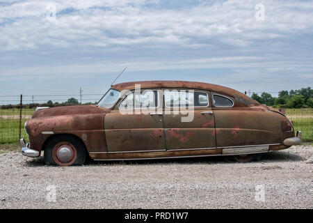 Classic cars at Country Classic Cars LLC car dealership on Route 66