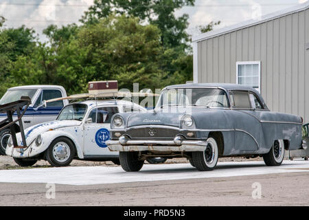 Packard Clipper and VW Beetle at Country Classic Cars LLC car dealership on Route 66, Staunton, Illinois, USA. Stock Photo