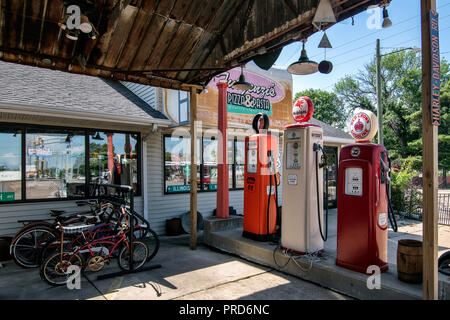 Historic Shea´s Gas Station Museum, next to Fulgenzi´s Pizza & Pasta restaurant on Route 66, Springfield, Illinois, USA. Stock Photo