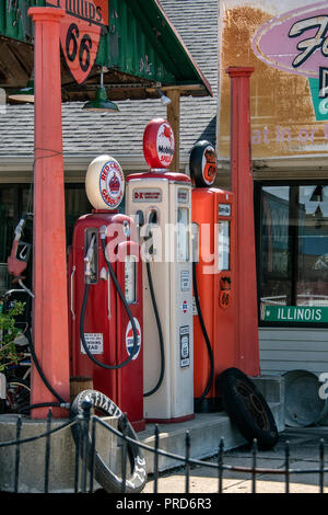 Historic Shea´s Gas Station Museum, next to Fulgenzi´s Pizza & Pasta ...