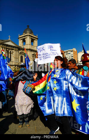 La Paz, Bolivia, 1st October 2018. People chant 'Mar Para Bolivia / Sea For Bolivia' before the reading of the ruling for the case 'Obligation to Negotiate Access to the Pacific Ocean (Bolivia v. Chile)' at the International Court of Justice in The Hague. Bolivia presented the case to the ICJ in 2013; Bolivia lost its coastal Litoral province to Chile during the War of the Pacific (1879-1884) and previous negotiations have made no progress from Bolivia's viewpoint. Credit: James Brunker/Alamy Live News Stock Photo