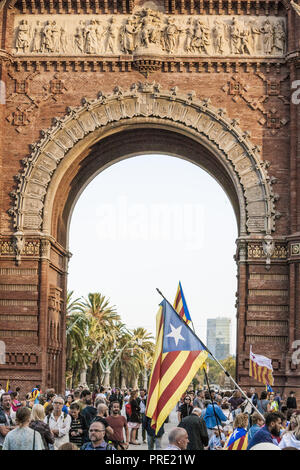 Barcelona, Catalonia, Spain. 1st Oct, 2018. Participants in the demonstration in Barcelona for the one year anniversary of catalan elections for independence on 1st of october of 2017. Credit: Celestino Arce Lavin/ZUMA Wire/Alamy Live News Stock Photo