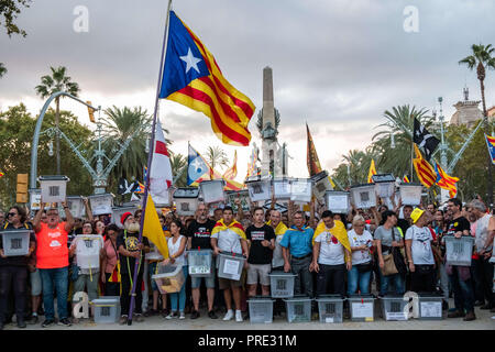 Barcelona, Catalonia, Spain. 1st Oct, 2018. Several pro-independence protesters are seen showing ballot boxes during the demonstration.Thousands of pro-independence protesters from Catalonia have participated in the anniversary march of the 1-O referendum. Credit: Paco Freire/SOPA Images/ZUMA Wire/Alamy Live News Stock Photo