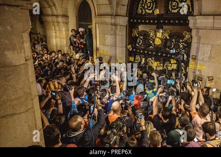 Barcelona, Spain. 1 October, 2018:  Catalan pro-independence activists gather Barcelona's Catalonia Square to demand the implementation of the secessi Stock Photo