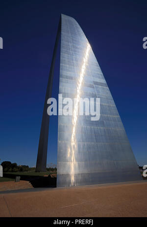 The Gateway Arch is a metal structure in St. Louis, Missouri that Stock Photo: 1717485 - Alamy