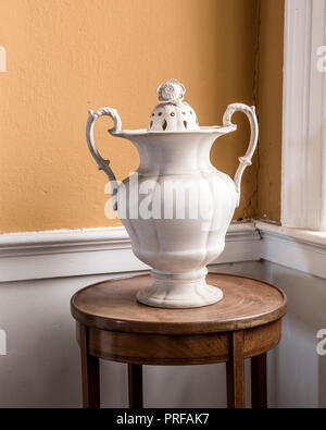 19th century wedgewood two-handled creamware vase Stock Photo