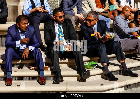 City of London Workers Eating Lunch In Paternoster Square, London, UK Stock Photo