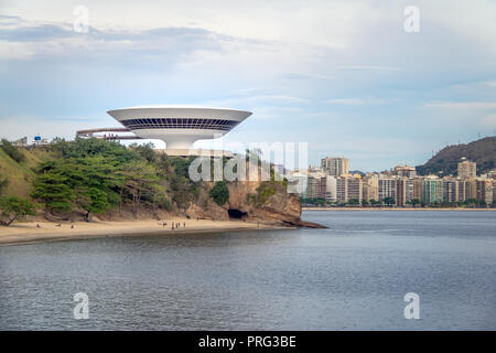 Niteroi Contemporary Art Museum (MAC) and city skyline - Niteroi, Rio de Janeiro, Brazil Stock Photo