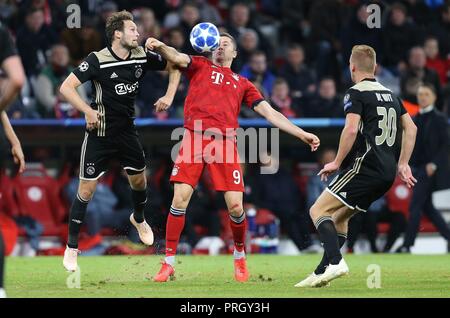 Munich, Deutschland. 02nd Oct, 2018. firo: 02.10.2018 Football, Football: Uefa Champions League, CL Season 2018/2019 Group Stage, First leg FC Bayern Munich - Ajax Amsterdam, Robert Lewandowski, Bayern, Munich, Munich, full figure, duels | usage worldwide Credit: dpa/Alamy Live News Stock Photo