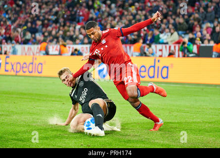 Munich, Germany. 2nd Oct 2018. FC Bayern Soccer, Munich, October 02, 2018 Serge GNABRY, FCB 22  compete for the ball, tackling, duel, header against Matthijs DE LIGT, Amsterdam Nr. 4  FC BAYERN MUNICH - AJAX AMSTERDAM 1-1 UEFA Football Champions League , Munich, October 02, 2018,  Season 2018/2019, group stage © Peter Schatz / Alamy Live News Stock Photo