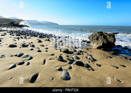 Scenic rocky coastline along the Cpt Cook Highway between Port Douglas and Cairns, Far North Queensland, FNQ, QLD, Australia Stock Photo