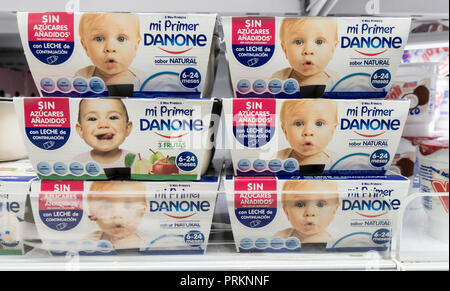 Yogurt per bambini in spagnolo supermercato Foto stock - Alamy