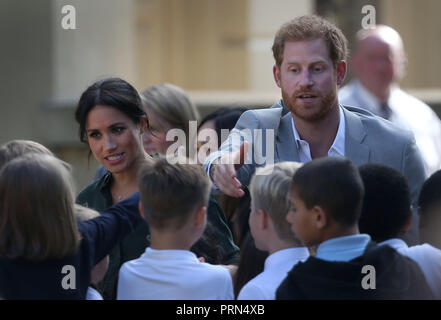 Brighton, UK, 3rd October 2018. The Duke and Duchess of Sussex meet school children on there visit to the Royal Pavilion in Brighton :Credit James Boardman/Alamy Live News Stock Photo